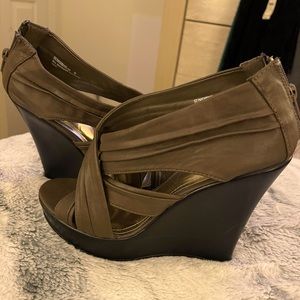 Bamboo Wedge Cute Olive Green NWOT